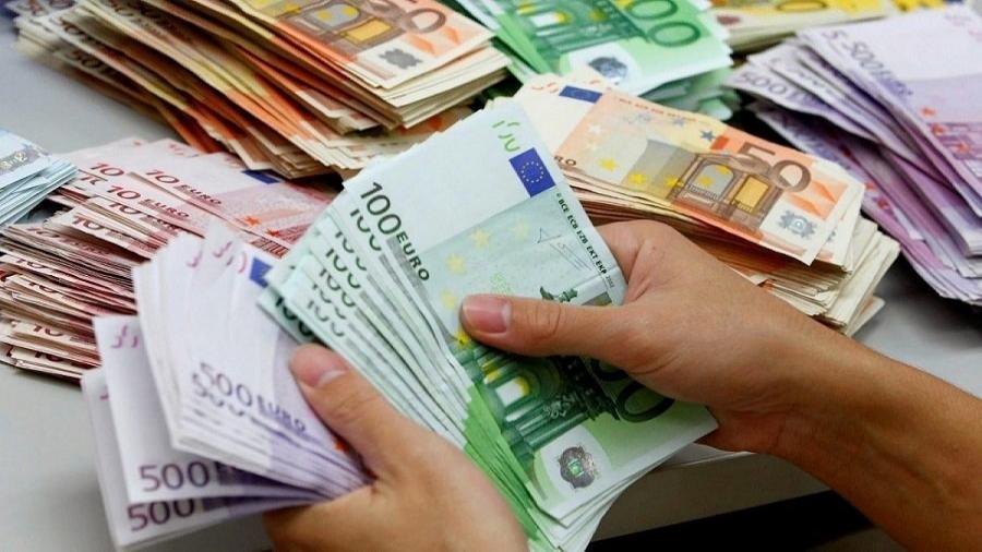 منع (م م) من السفر إجراء مرتبط ببحث قضائي في مواجهة المعني بالأمر من أجل الاشتباه في ارتكابه لجريمة غسل الأموال (النائب الأول لوكيل الملك لدى المحكمة الابتدائية بالرباط)