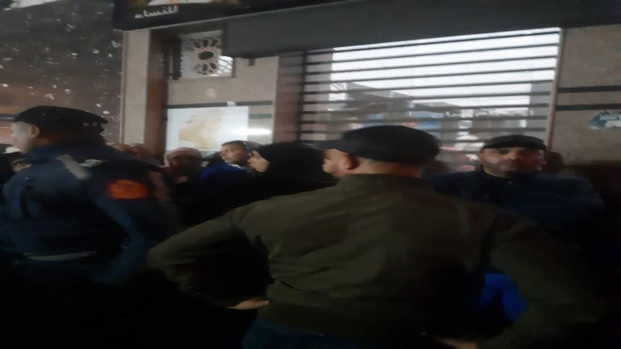 عاجل : الدارالبيضاء عراك داخل حمام نسائي بزنقة الصنوبر حي الرحمة استعملت فيه شفرة الحلاقة ، واعتداء شنيع يتعرض له مراسل وسط نيوز بالمنطقة