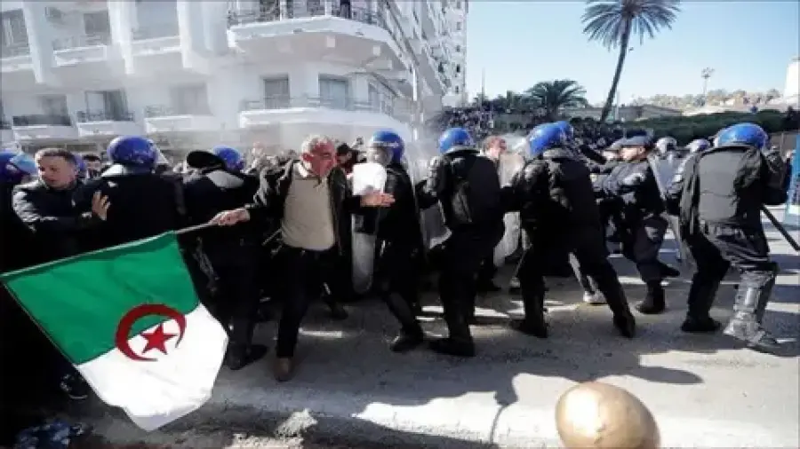 طرد ديبلوماسيين فرنسيين من الجزائر ، مجرد مصاصة لإسكات غضب الشعب من سياسة التجويع التي يمارسها كهول الجنيرالات
