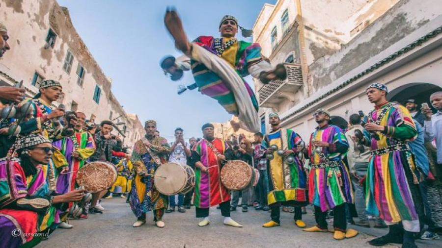 الدورة 26 لمهرجان كناوة بالصويرة: الكشف عن الفنانين المنتظرين على منصتي الشاطئ وبرج باب مراكش
